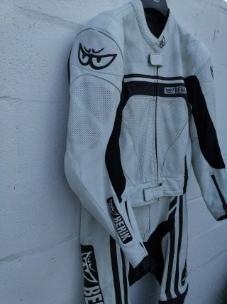 Mono de moto Berik blanco y negro