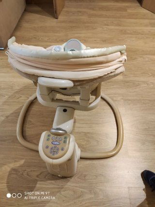 Mecedora para bebés con capota y peluche