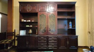Mueble de madera y cristal
