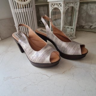Peep Toe plateados de piel con plataforma.Nº 38