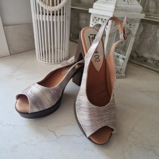 Peep Toe plateados de piel con plataforma.Nº 38