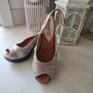 Peep Toe plateados de piel con plataforma.Nº 38
