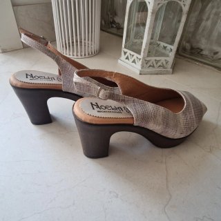 Peep Toe plateados de piel con plataforma.Nº 38