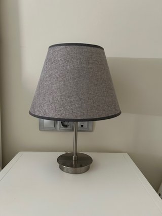 Lámpara de mesa gris y plateada