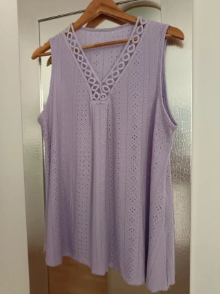 Camiseta lila sin mangas con detalles