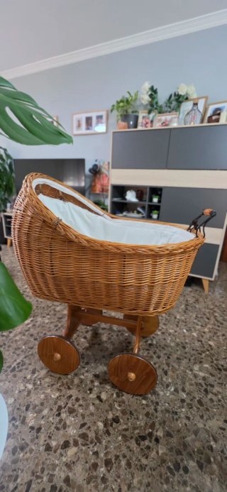 Moisés de Mimbre Artesano con Ruedas