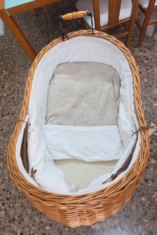 Moisés de Mimbre Artesano con Ruedas