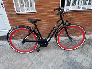 Bicicleta Urbana Negra Ruedas Rojas