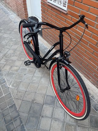 Bicicleta Urbana Negra Ruedas Rojas