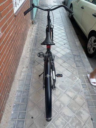 Bicicleta Urbana Negra Ruedas Rojas