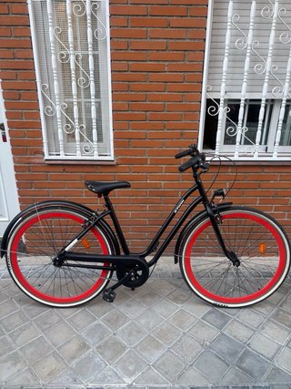 Bicicleta Urbana Negra Ruedas Rojas