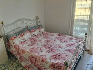Cama de matrimonio metálica blanca con sumir
