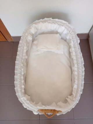 Moisés de caña con ruedas y faldón