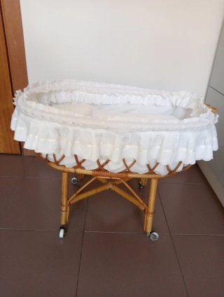 Moisés de caña con ruedas y faldón