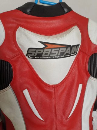Mono Spspain piel rojo y blanco