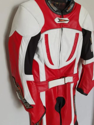 Mono Spspain piel rojo y blanco