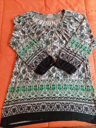 Blusa Candai estampada verde, blanca y negra.