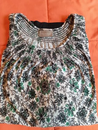 Blusa Candai estampada verde, blanca y negra.