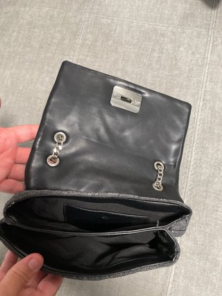 Bolso gris acolchado con cadena