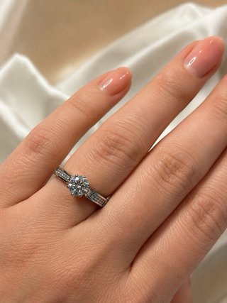 Anillo de compromiso chapado en platino