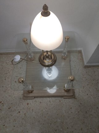 Mesa cristal con lamparilla dorada