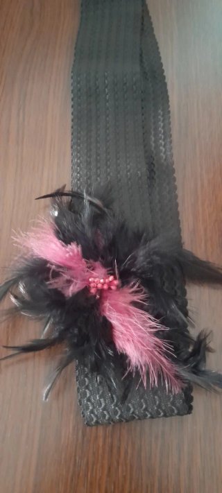 Cinturones  elásticos  negros con abalorios