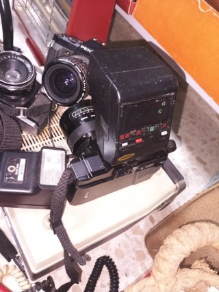 Cámaras Pentax, Minolta y Teléfono Rojo