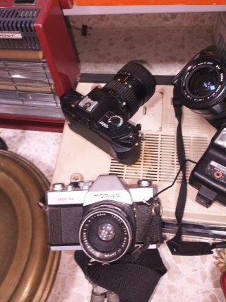 Cámaras Pentax, Minolta y Teléfono Rojo