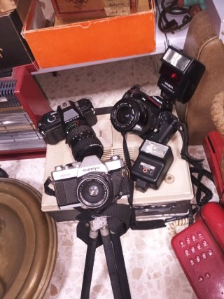 Cámaras Pentax, Minolta y Teléfono Rojo