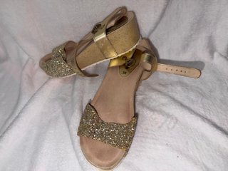 Sandalias doradas cuña talla 38