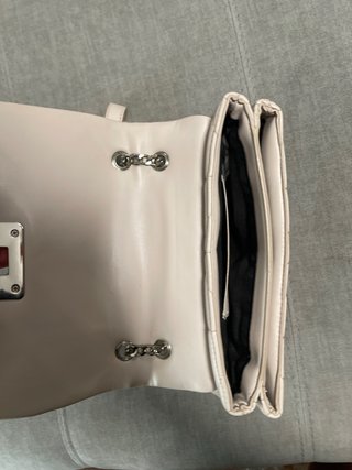 Bolso beige acolchado con cadena