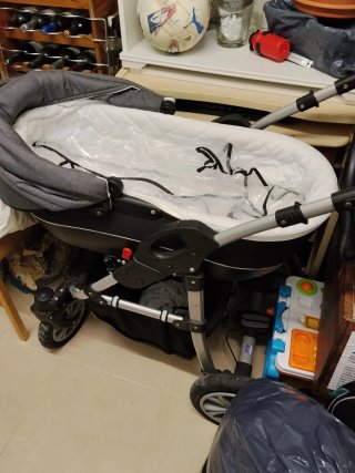 Carrito de bebé gris y blanco