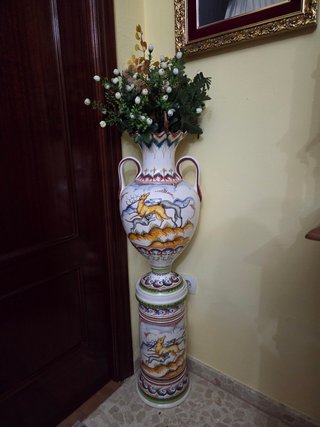 Jarrón de cerámica multicolor con soporte
