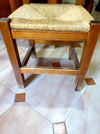 Silla de madera con asiento de yute
