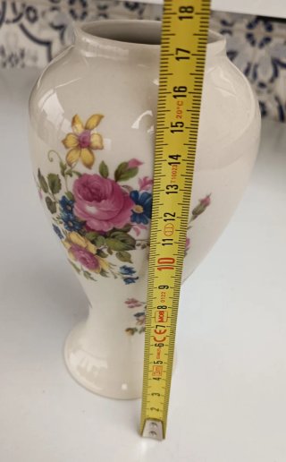 Jarra cerâmica pintada à mão com flores