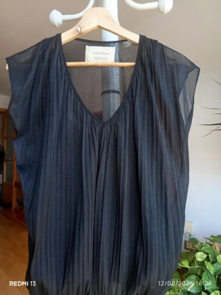 Blusa negra plisada