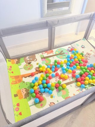 Parque de bolas infantil con alfombra 180x130