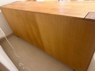 Aparador de roble macizo con puertas de cristal