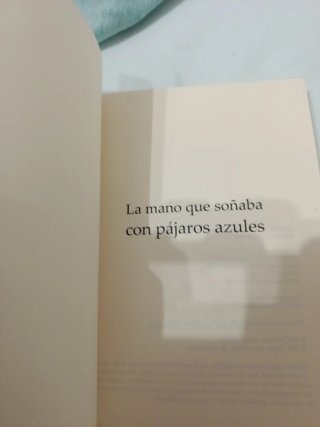 La mano que soñaba con pájaros azules
