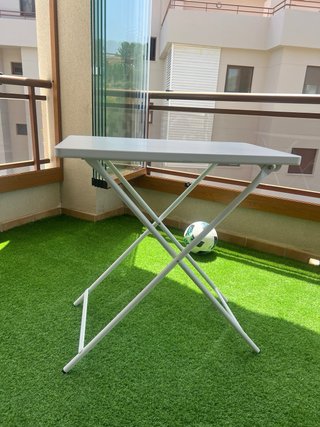 Mesa plegable blanca multiusos