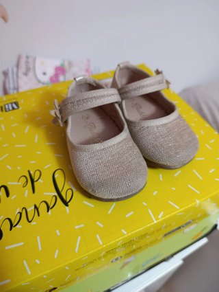 Zapatos de bebé con flor