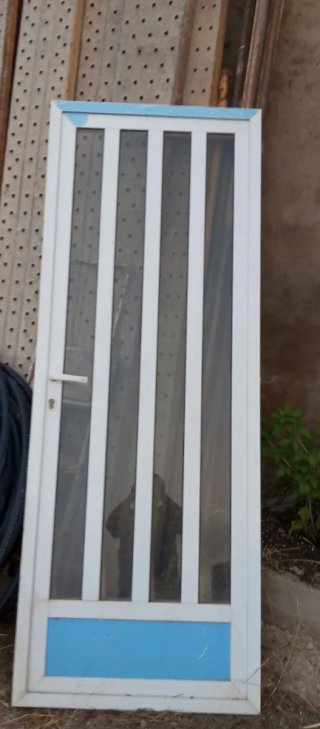 Puerta aluminio con cristal y marco blanco
