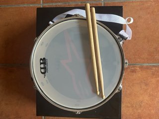 2 Tambores DB Percussion con baquetas