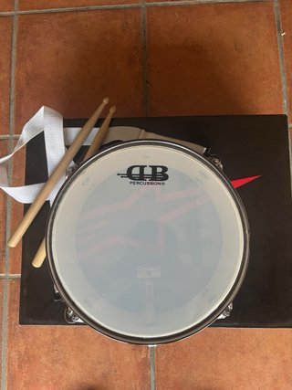 2 Tambores DB Percussion con baquetas