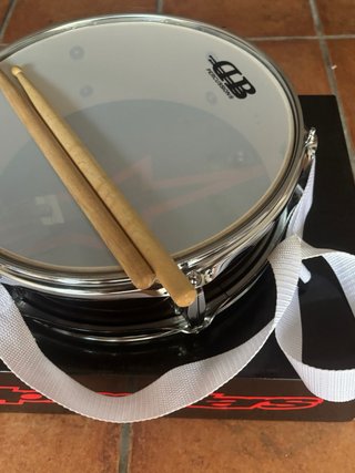 2 Tambores DB Percussion con baquetas