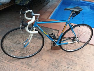 Bicicleta de carretera azul y blanca