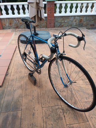 Bicicleta de carretera azul y blanca