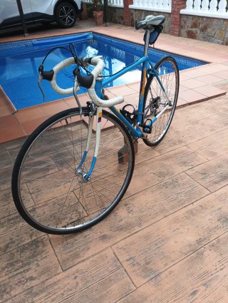 Bicicleta de carretera azul y blanca