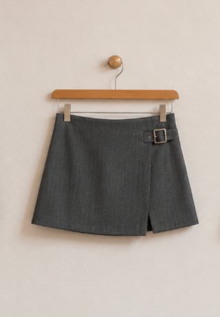 Falda corta gris con cinturón