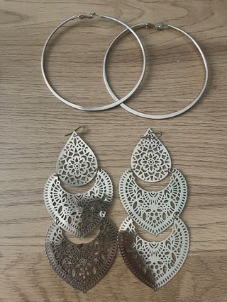 Pendientes dorados grandes y largos